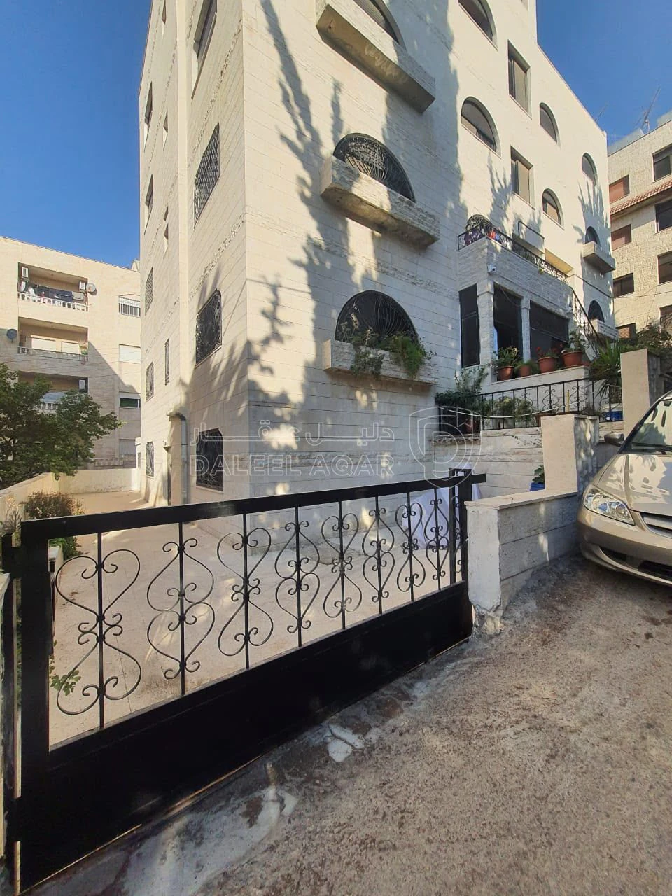 مبنى في معهد الرواد مقابل فندق روجينا - 400,000 دأ - صورة 3