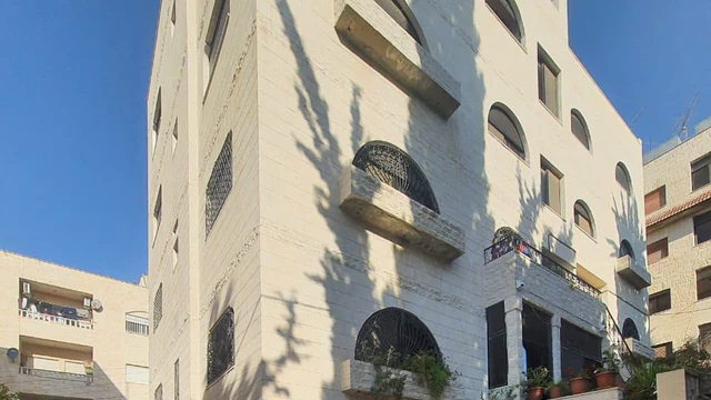 مبنى في معهد الرواد مقابل فندق روجينا - 400,000 دأ - صورة NaN