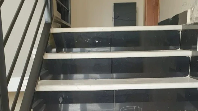 مبنى في معهد الرواد مقابل فندق روجينا - 400,000 دأ - صورة NaN