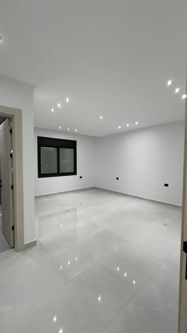 شقة في شمال شرق دوار معاذ الكساسبة(دوار الطيارة) ب300 متر - 75,000 دأ - صورة 1