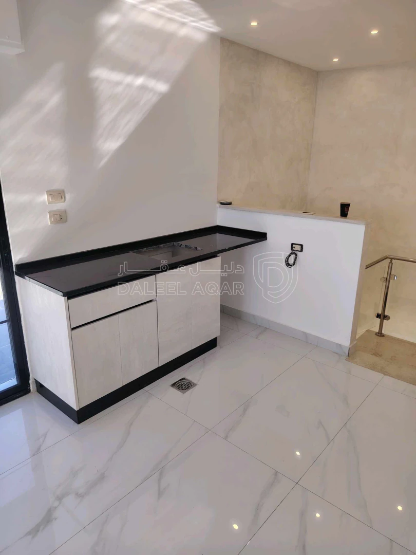 شقة في عمان... البنيات شقة دوبلكس ثالث مع رووف - 100,000 دأ - صورة 1