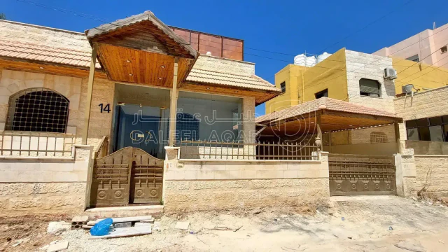 فيلا/منزل - مادبا -قرب دوار الطيارة ومقر نقابة المقاولين. - 95000 دأ