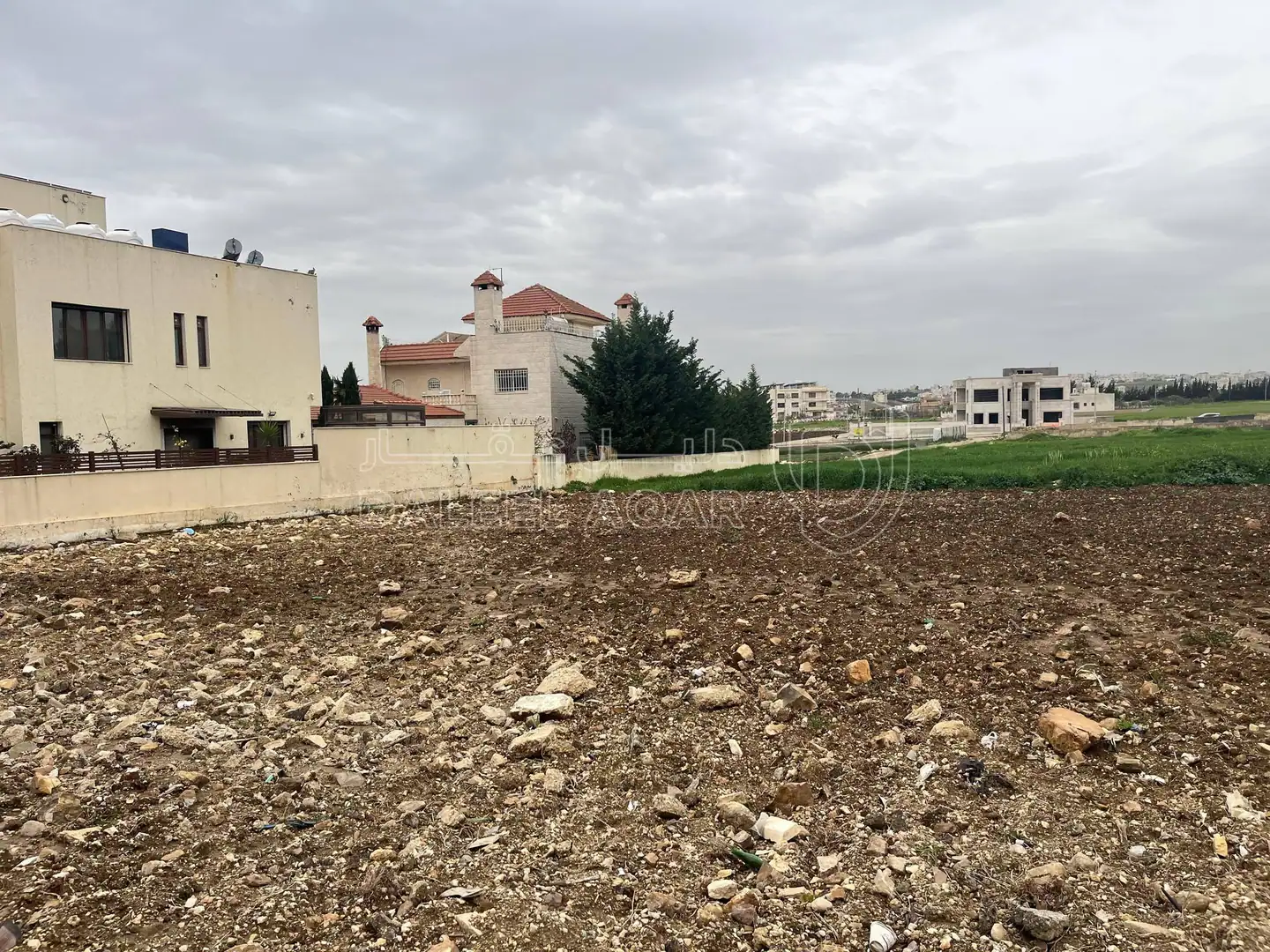 أرض في السرو - مقابل عمان الأهلية - بجانب فلل قموه - 391,000 دأ - صورة 1