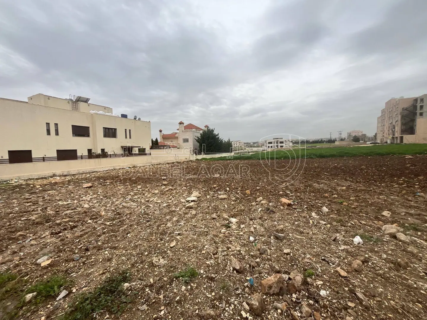 أرض في السرو - مقابل عمان الأهلية - بجانب فلل قموه - 391,000 دأ - صورة 1