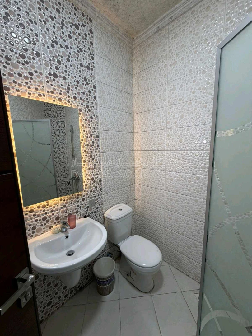 شقة في عمان ضاحية الرشيد قرب اسواق شونيز  - 70,000 دأ - صورة 1