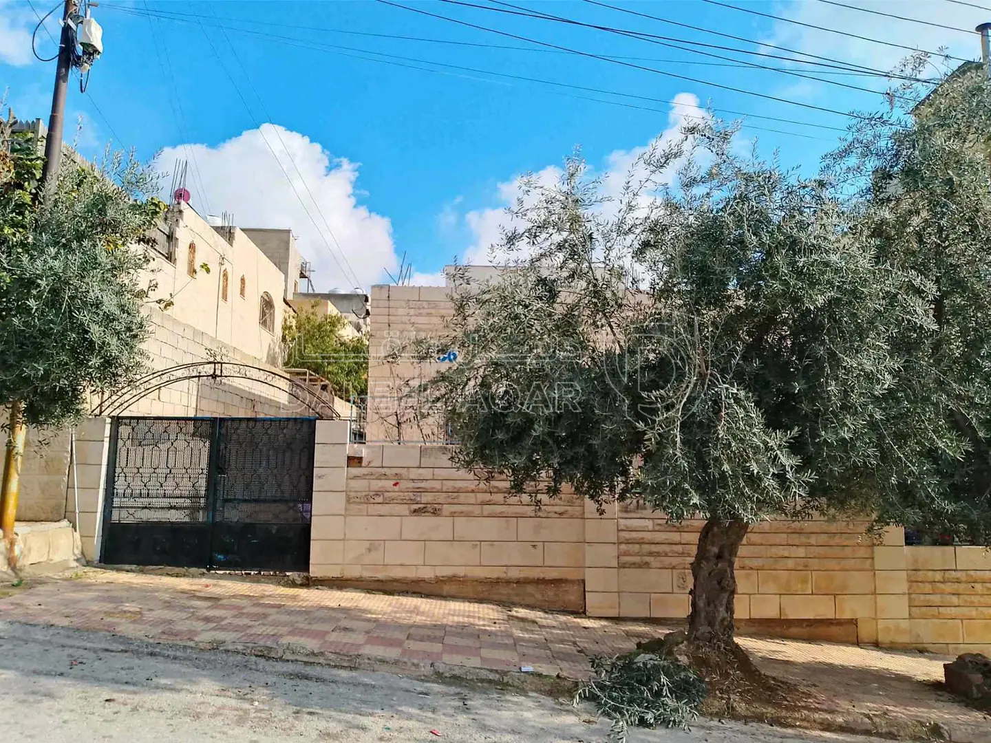 فيلا/منزل في جبل الزهور حي الروضه شارع زهرة المدائن  - 200,000 دأ - صورة 1