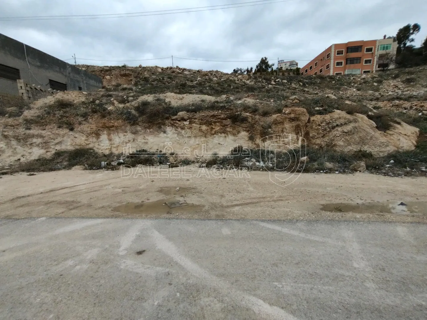 أرض في السلط منطقة الجيعة قرب معسكر الشباب - 68,000 دأ - صورة 1