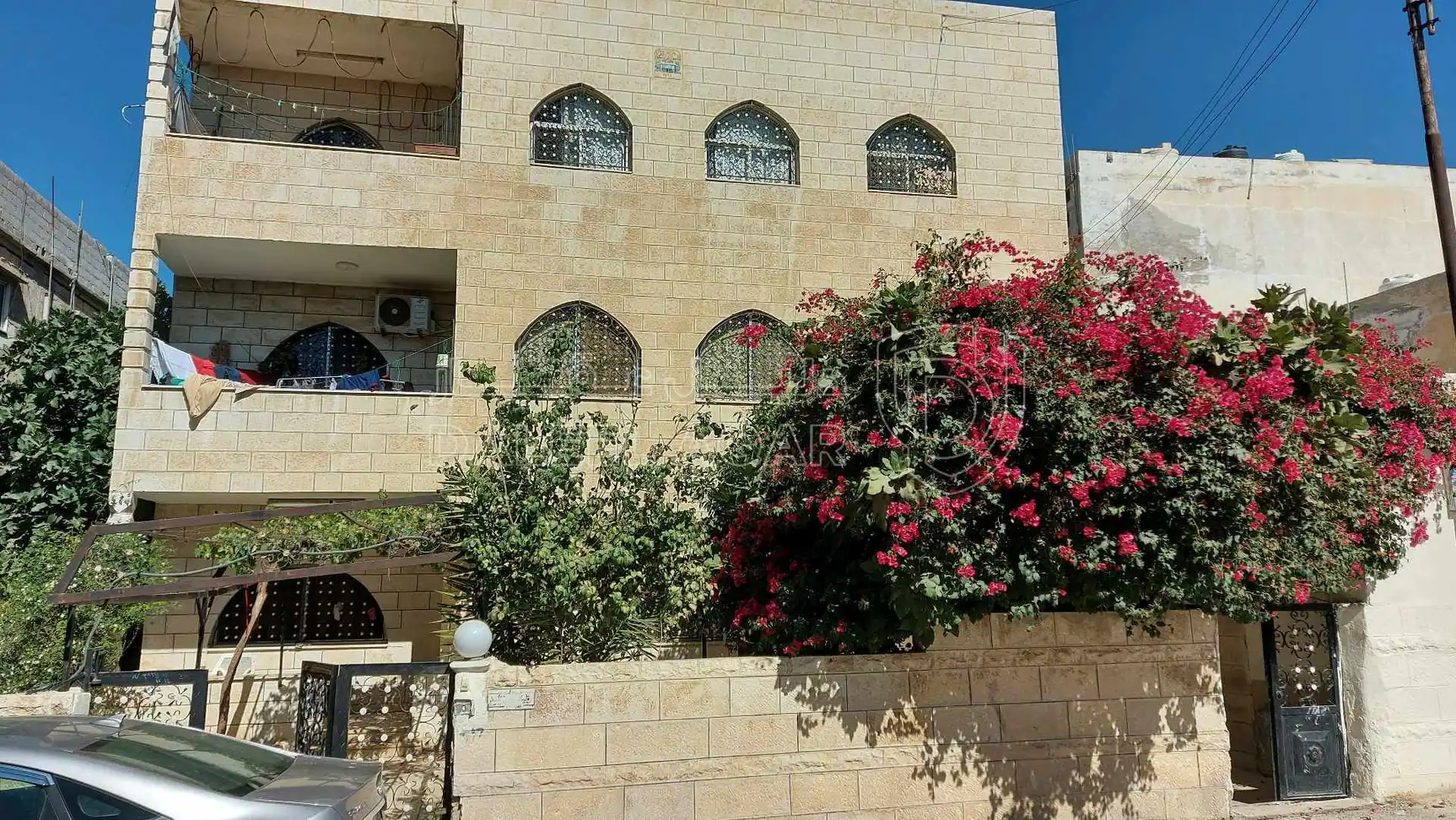 مبنى في عمارة ثلاث طوابق مؤجرة - 155,000 دأ - صورة 1