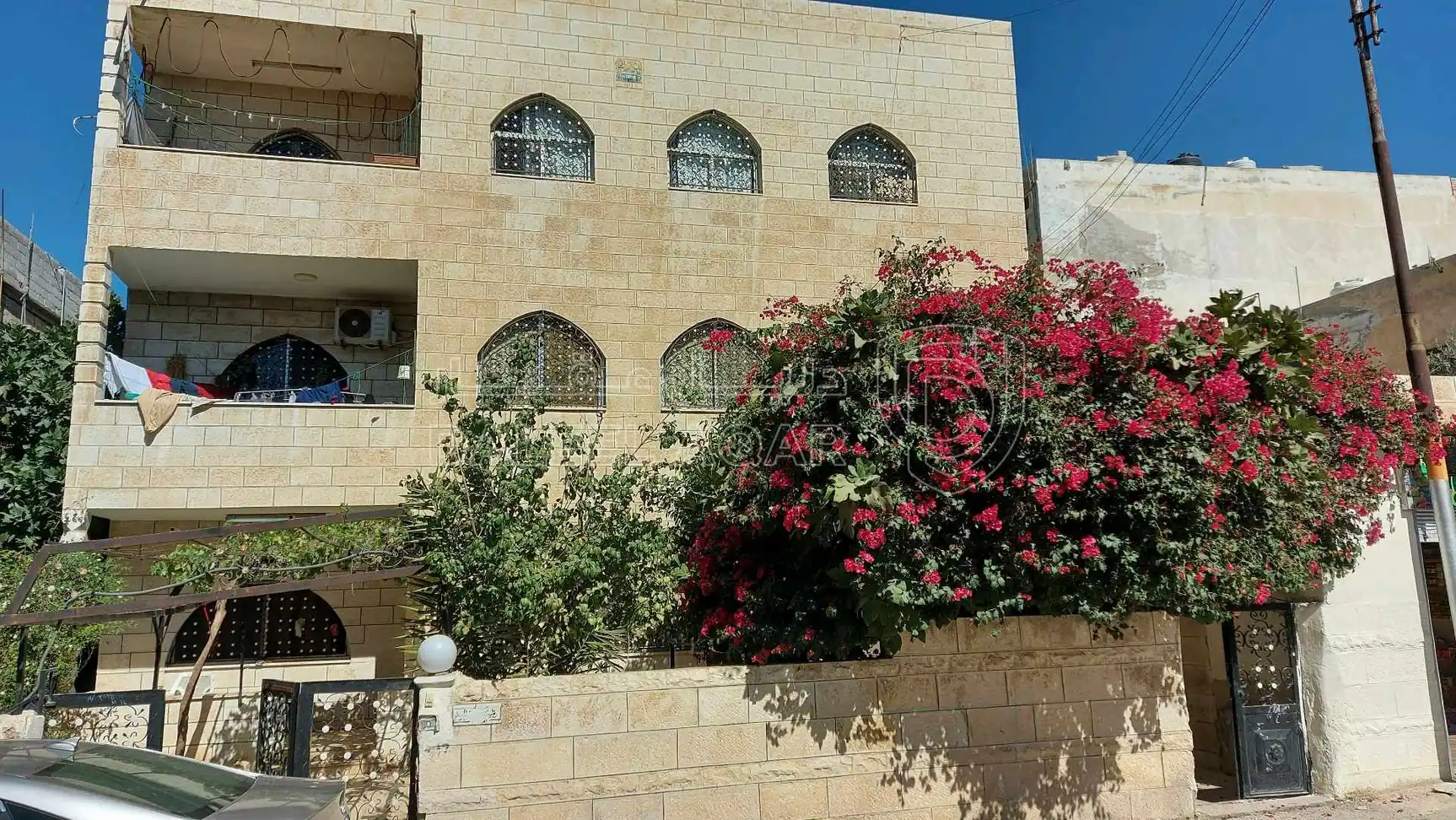 مبنى في عمارة ثلاث طوابق مؤجرة - 155,000 دأ - صورة 1