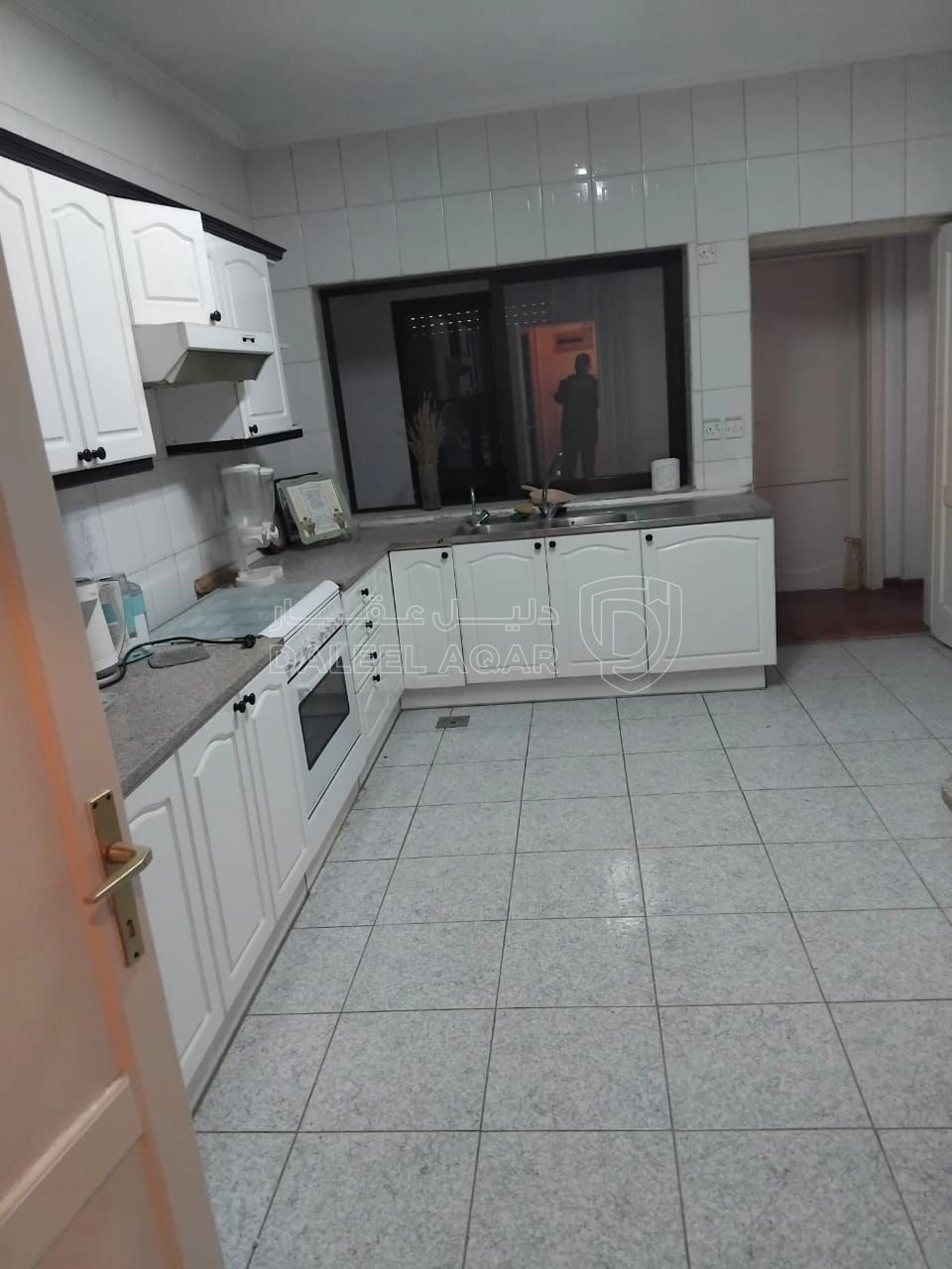 شقة في شقه مميزه للبيع بالصويفيه بالقرب من السفاره الفلبي - 110,000 دأ - صورة 1