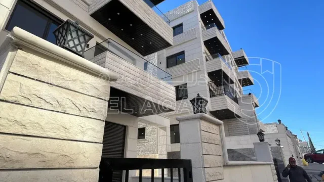 شقة - ارضية مع ترس في اجمل مناطق الياسمين تشطيب حديث  - 87000 دأ