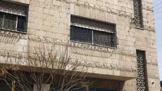 مبنى - الزرقاء ش الفاروق مقابل البيت بيتك للادوات المنزلي - 90000 دأ