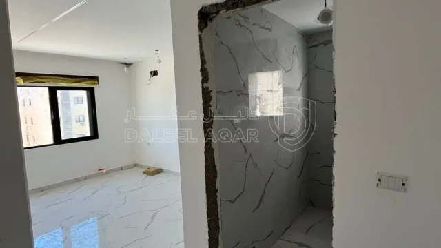 شقة - ثالث مع روف خلف جامعة البتراء تشطيب فخم  - 99000 دأ