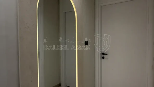 شقة - شقة طابق اول بموقع مميز وبرندا كبيرة - 98000 دأ
