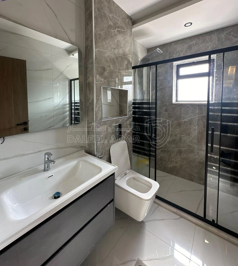 شقة في طابق ثامي 205 متر في ضاحية الرشيد - 130,000 دأ - صورة 1