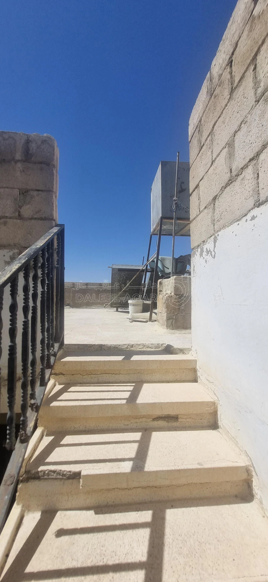 مبنى في الزرقاء عوجان الغربي شارع طارق بن زياد - 39,000 دأ - صورة 2