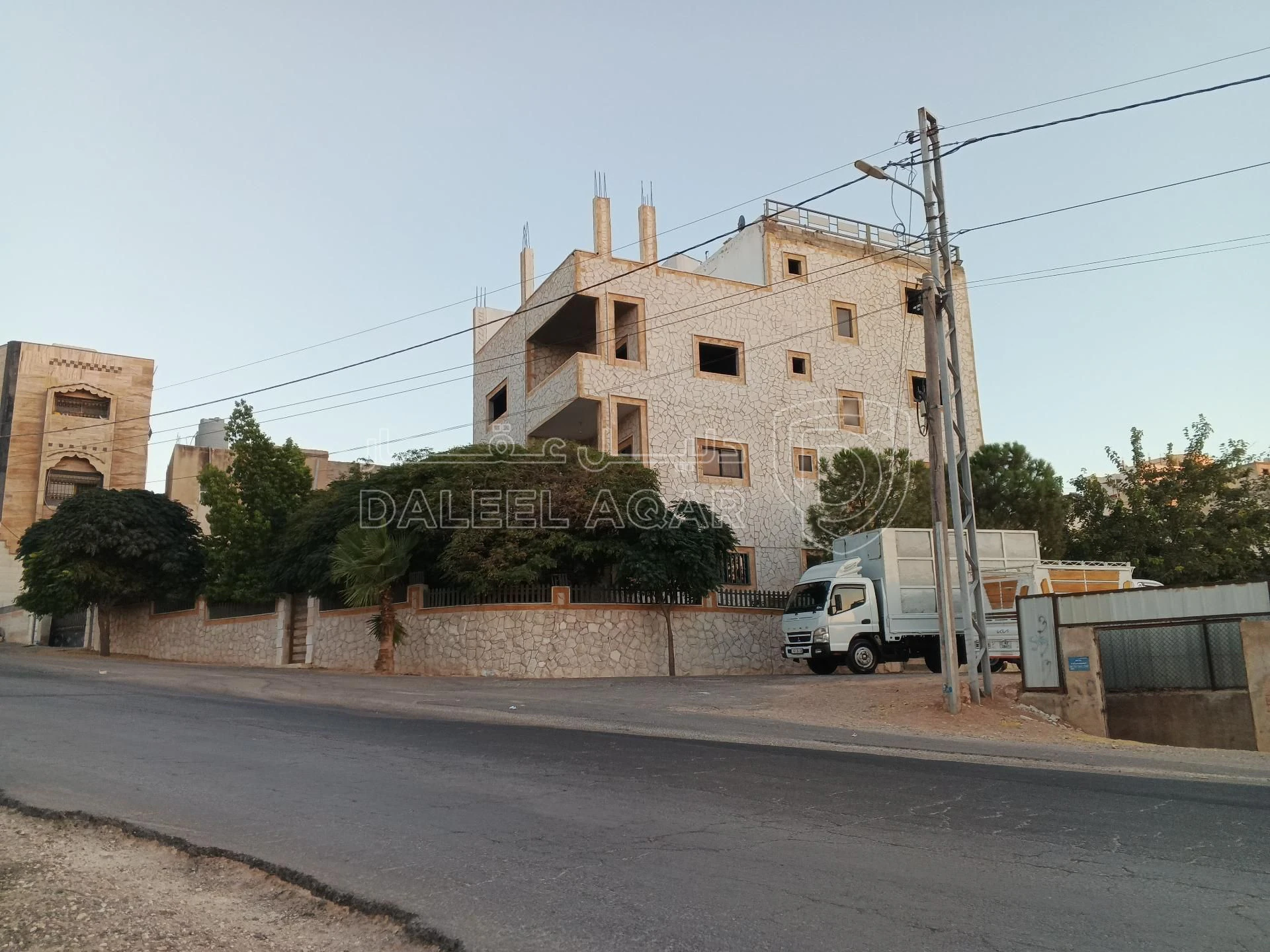 فيلا/منزل في المغيرات بقرب من قاعات الباديه الاحتفالات - 125,000 دأ - صورة 2