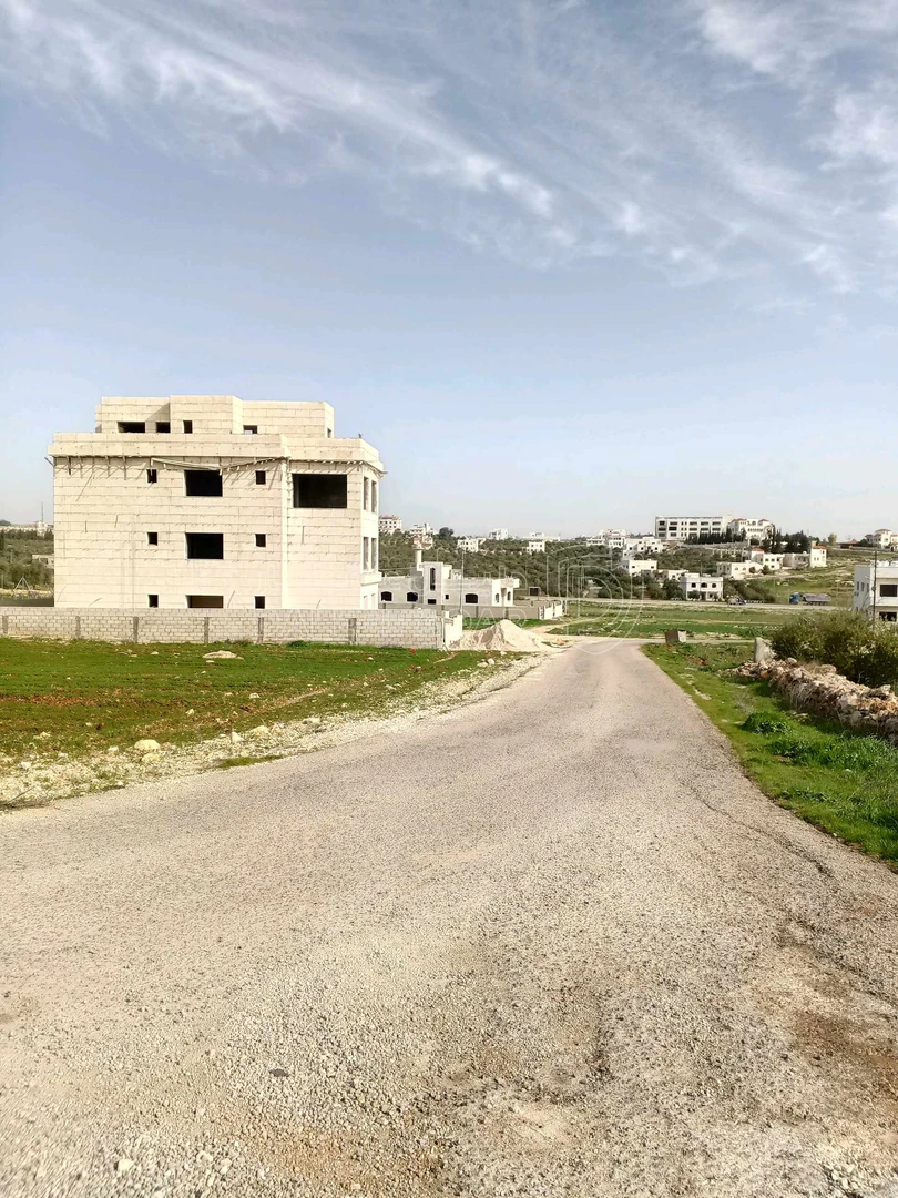 أرض في 1043م سكن ب على شارعين ناعور المنيف بسعر مناسب  - 140,000 دأ - صورة 1
