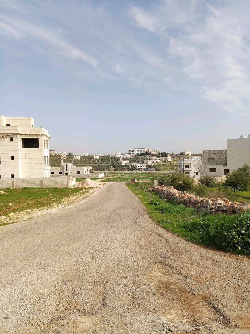 أرض في 1043م سكن ب على شارعين ناعور المنيف بسعر مناسب  - 140,000 دأ - صورة 1
