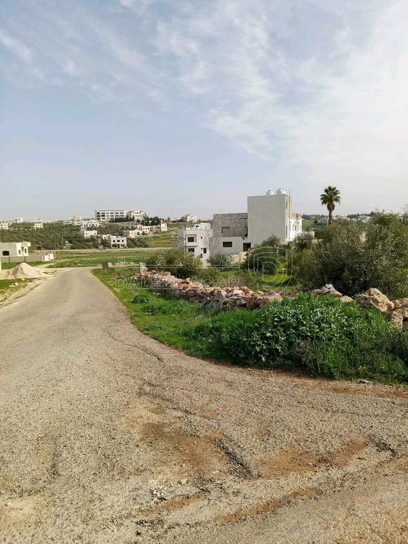 أرض في 1043م سكن ب على شارعين ناعور المنيف بسعر مناسب  - 140,000 دأ - صورة 1
