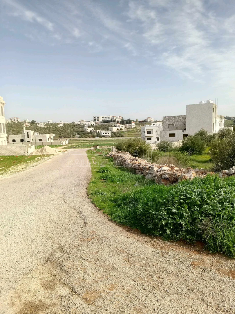 أرض في 1043م سكن ب على شارعين ناعور المنيف بسعر مناسب  - 140,000 دأ - صورة 1