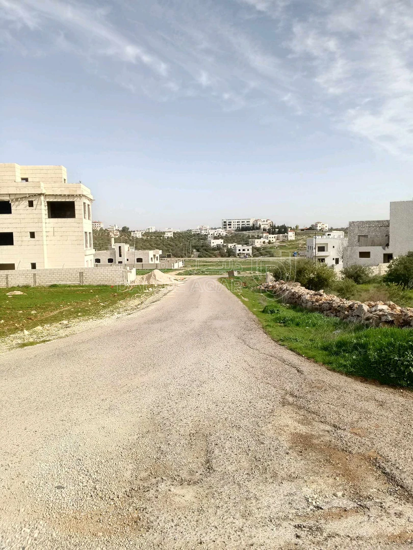أرض في 1043م سكن ب على شارعين ناعور المنيف بسعر مناسب  - 140,000 دأ - صورة 1