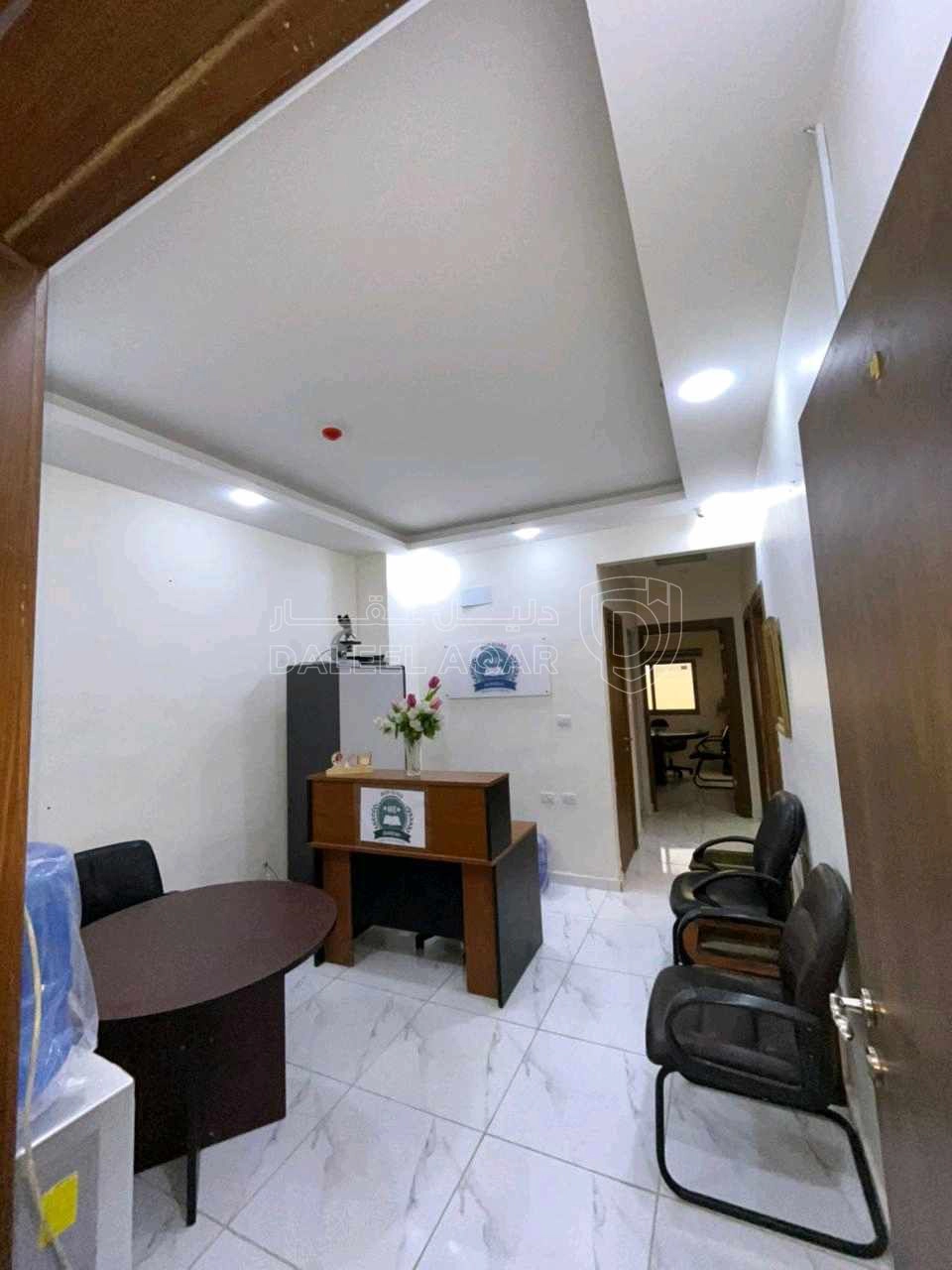 مكتب/تجاري في اربد. مكتب مشطب  ٣ غرف و  استقبال و مطبخ و حمام - 45,000 دأ - صورة 1