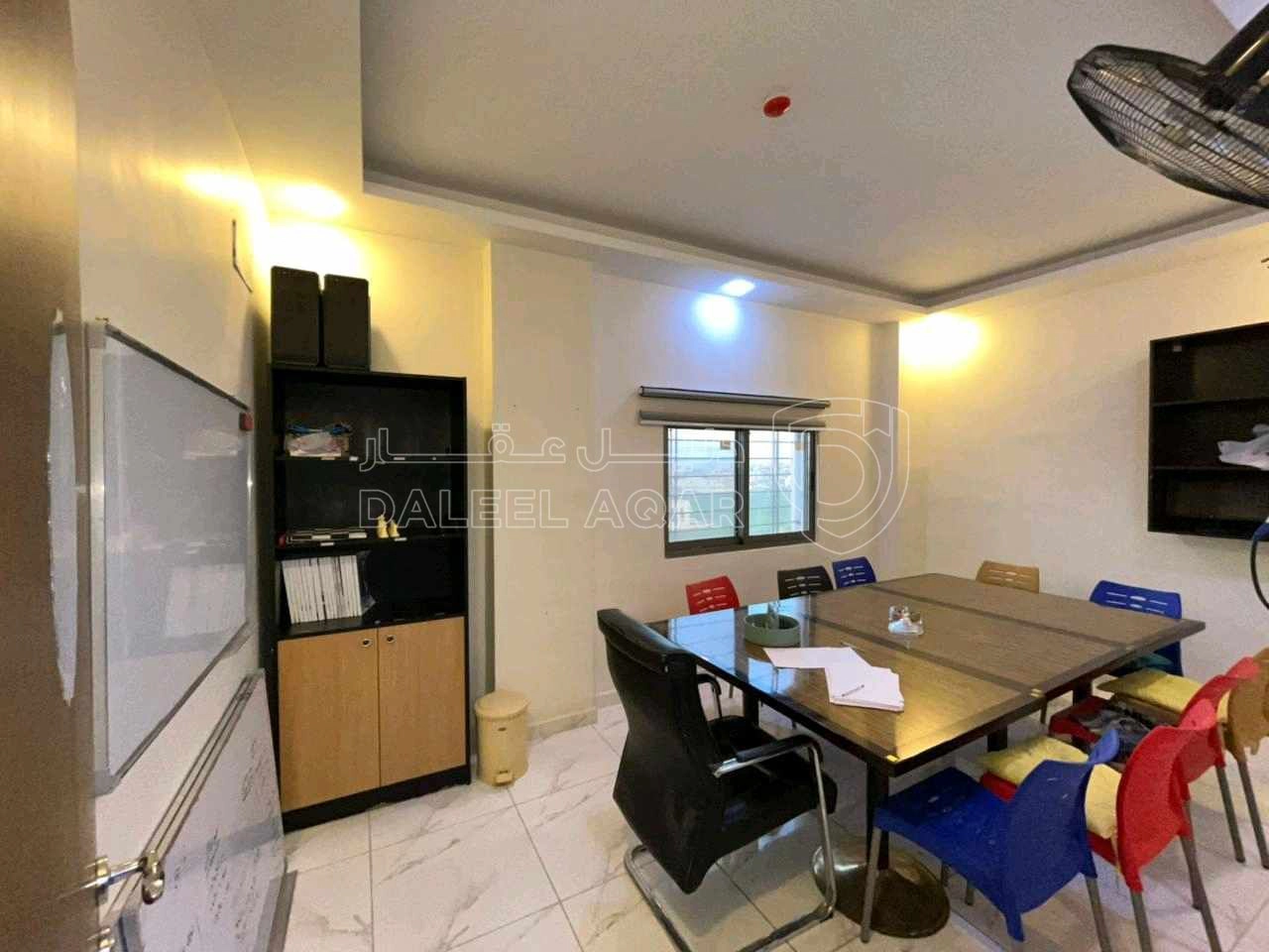 مكتب/تجاري في اربد. مكتب مشطب  ٣ غرف و  استقبال و مطبخ و حمام - 45,000 دأ - صورة 1