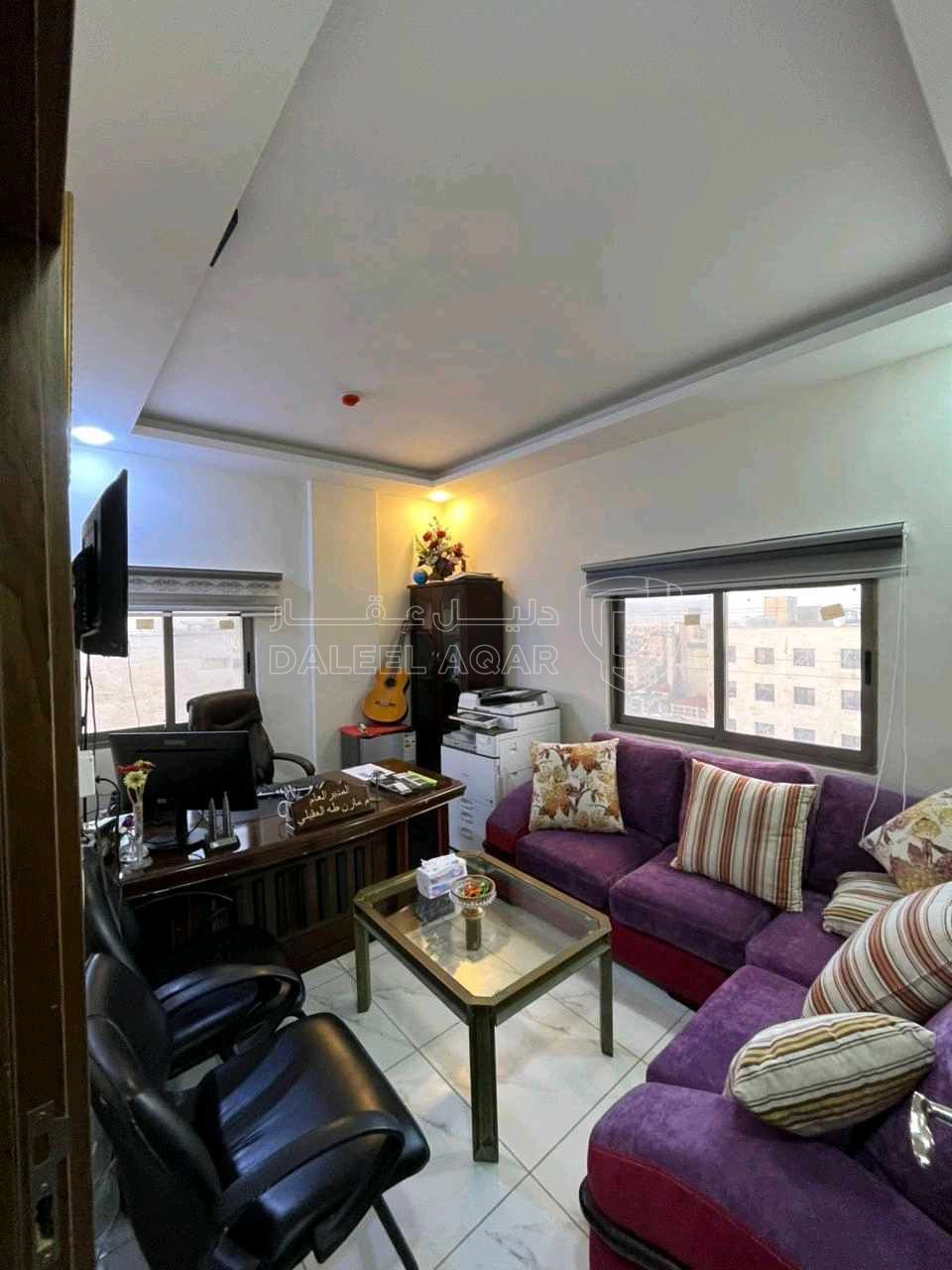 مكتب/تجاري في اربد. مكتب مشطب  ٣ غرف و  استقبال و مطبخ و حمام - 45,000 دأ - صورة 1