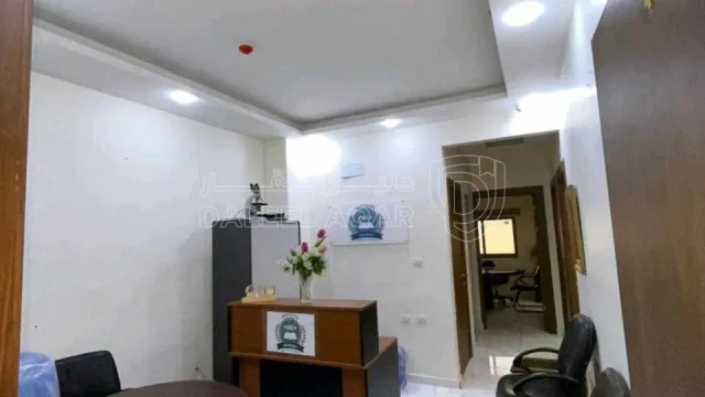 مكتب/تجاري - اربد. مكتب مشطب  ٣ غرف و  استقبال و مطبخ و حمام - 45000 دأ