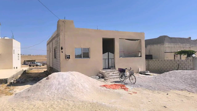 فيلا/منزل - المفرق شارع الثلاثين بيت مرخص ميه وكهرباء مشترك - 19000 دأ