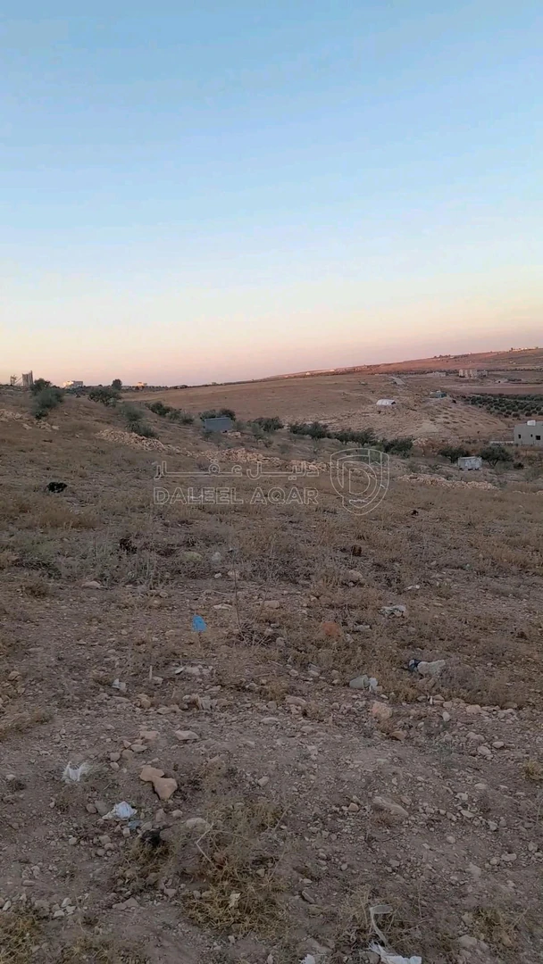 أرض في ارض سكنية صخرية استثمارية منظمة مفروزة 730 متر  - 16,790 دأ - صورة 2