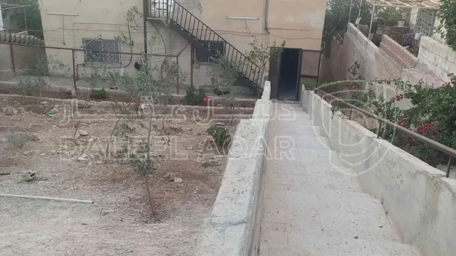 مبنى في الزرقاء جيل الأمير حسن قرب حاووز الماء  - 70,000 دأ - صورة 1