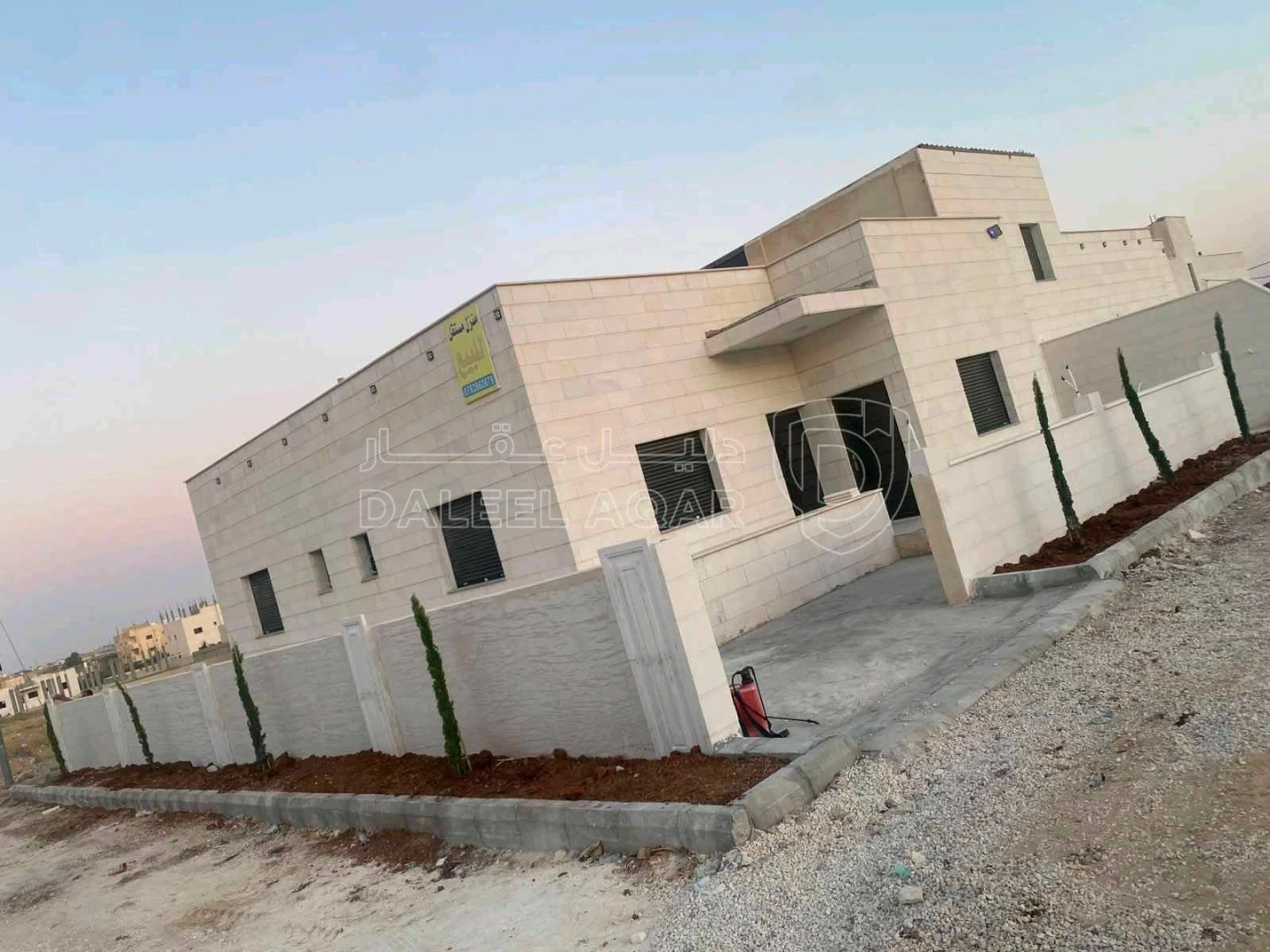 مبنى في مادبا الطريق الملوكي خلف موقف الباص السريع - 60,000 دأ - صورة 1