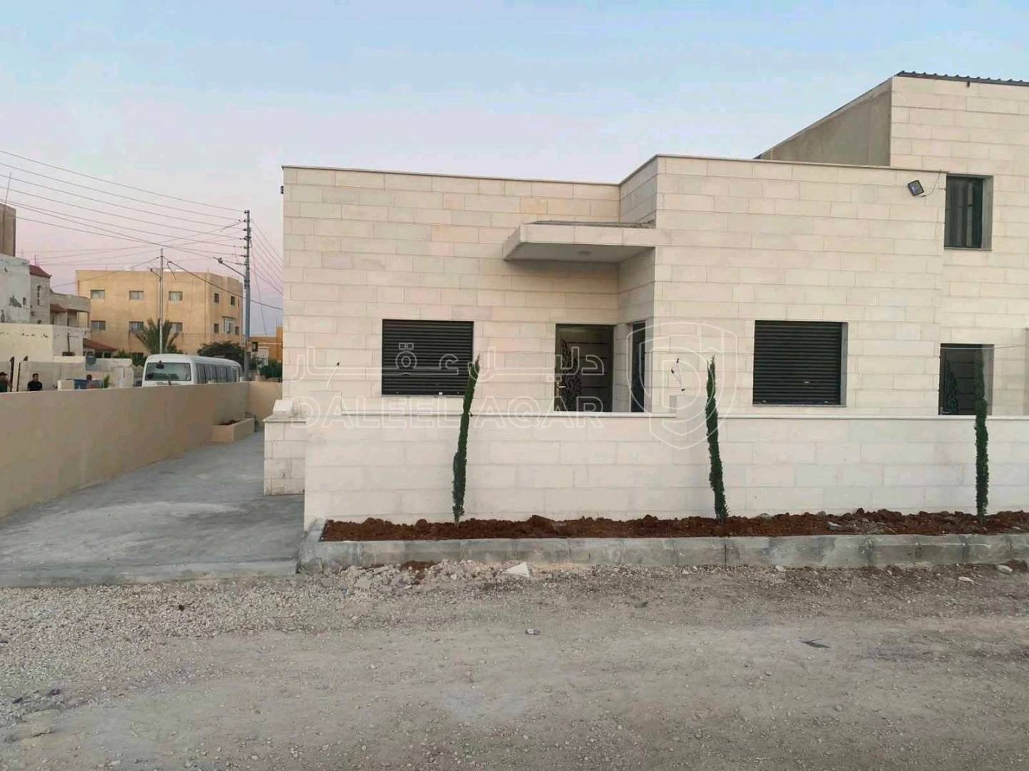 مبنى في مادبا الطريق الملوكي خلف موقف الباص السريع - 60,000 دأ - صورة 1