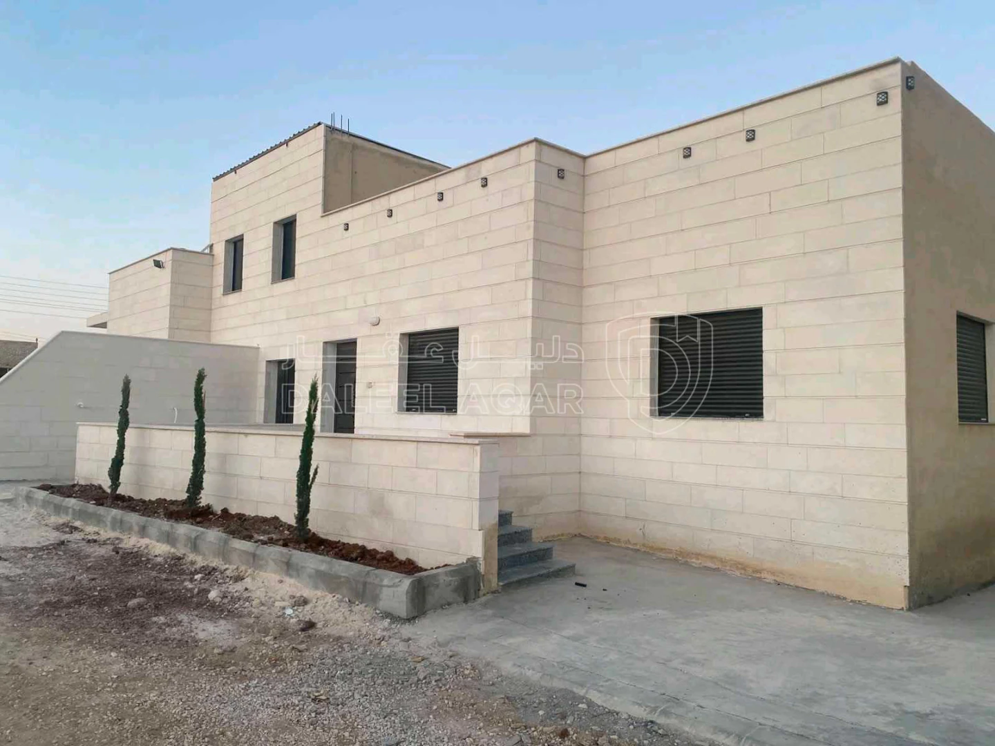 مبنى في مادبا الطريق الملوكي خلف موقف الباص السريع - 60,000 دأ - صورة 1