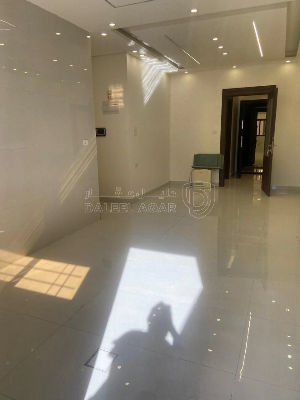 شقة في شقة ارضية في ضاحية الامير علي تشطيب فخم  - 73,000 دأ - صورة 1