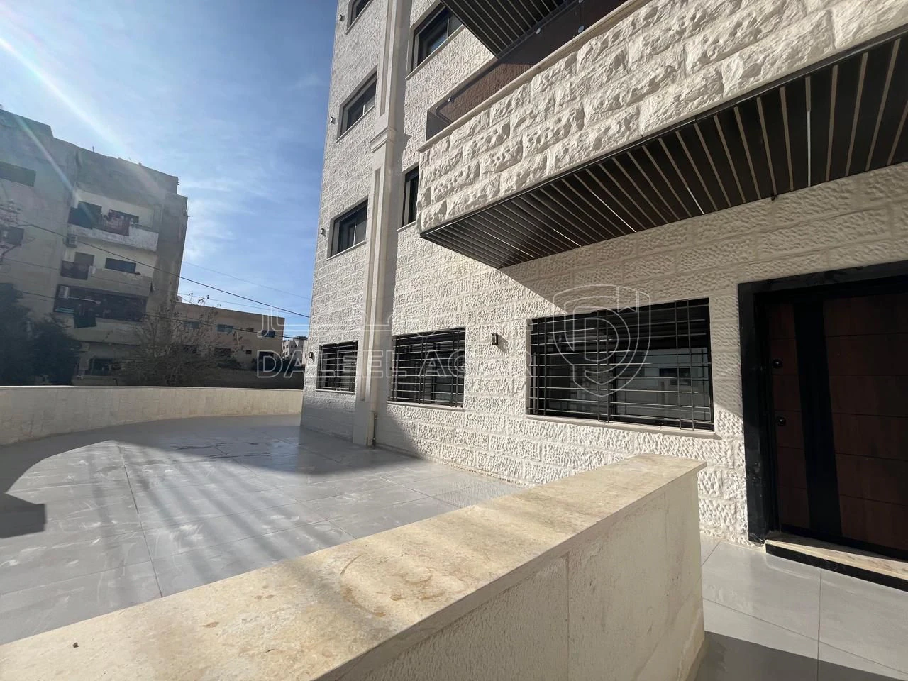 شقة في شقة ارضية في ضاحية الامير علي تشطيب فخم  - 73,000 دأ - صورة 1