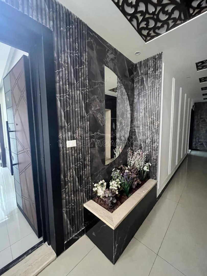 شقة في شقة ارضية في ضاحية الامير علي تشطيب فخم  - 73,000 دأ - صورة 1