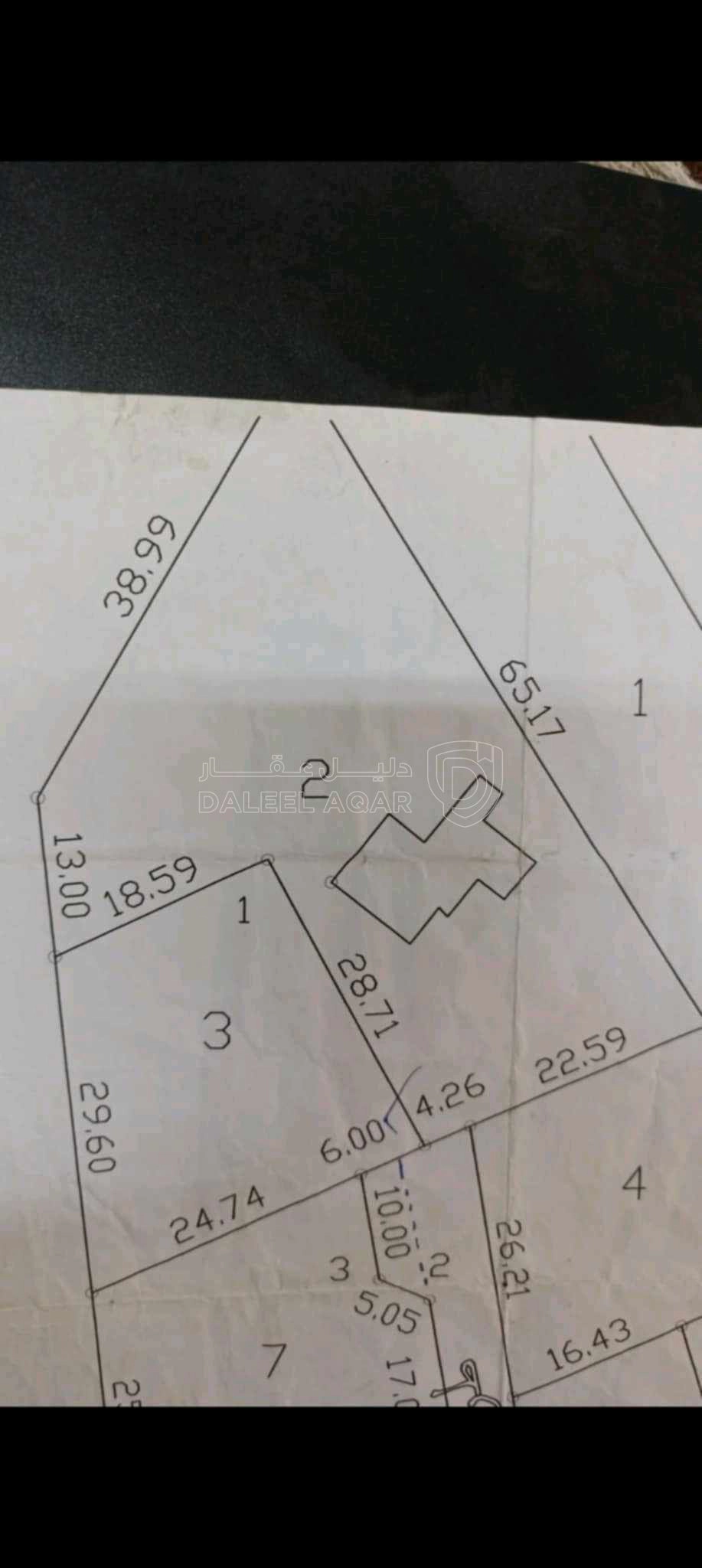 أرض في مدين /شارع الجامعة / الكرك  - 700,000 دأ - صورة 1