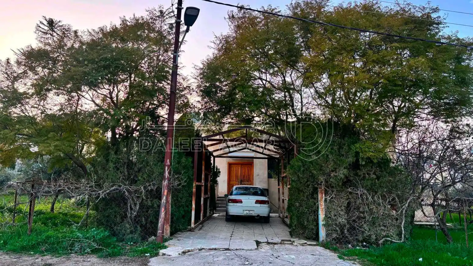 فيلا/منزل في اربد الحصن الحي الغربي شارع القناطر الغربي  - 85,000 دأ - صورة 1