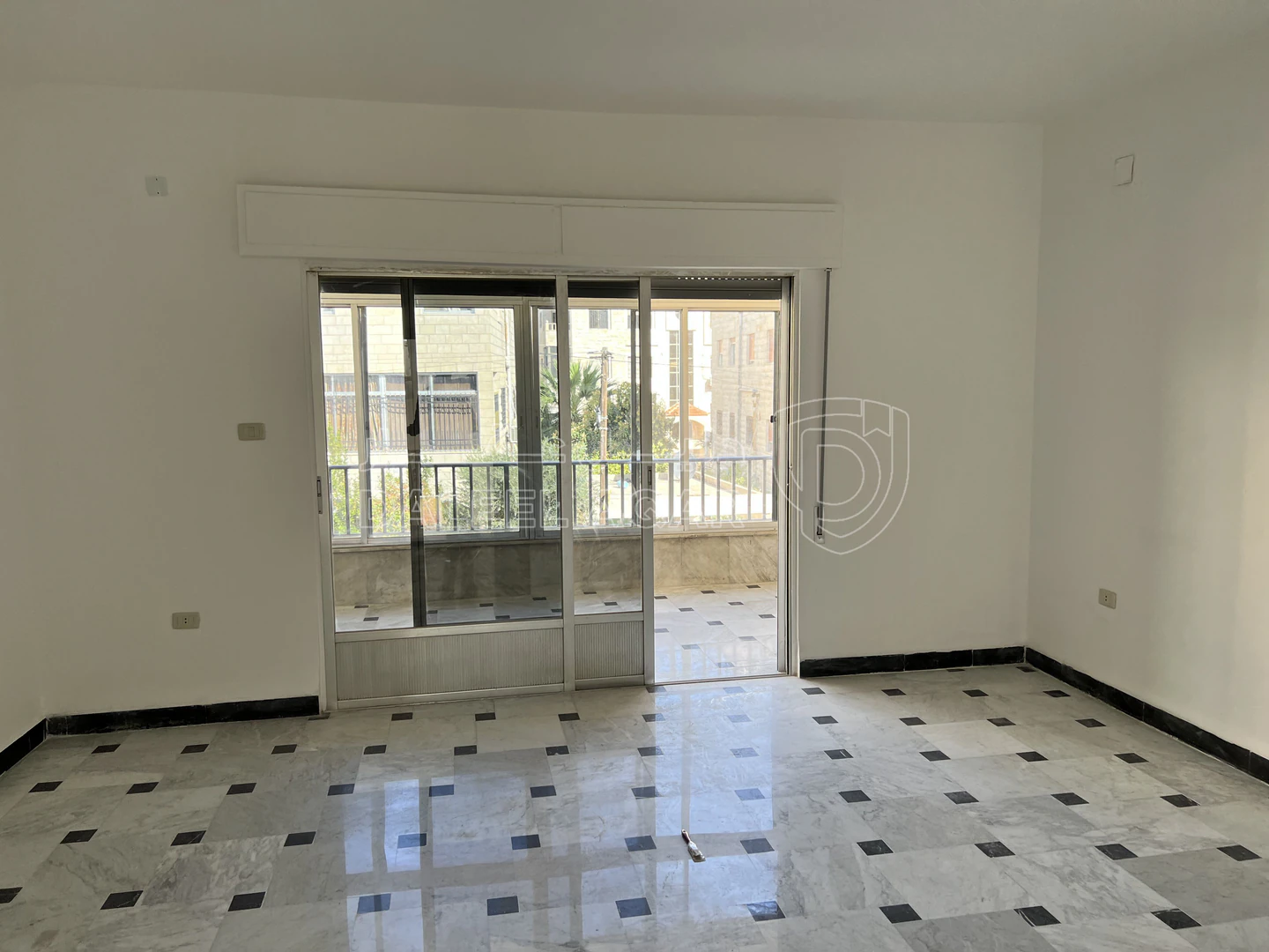 مبنى في عمارة للبيع في الشميساني  - 750,000 دأ - صورة 1