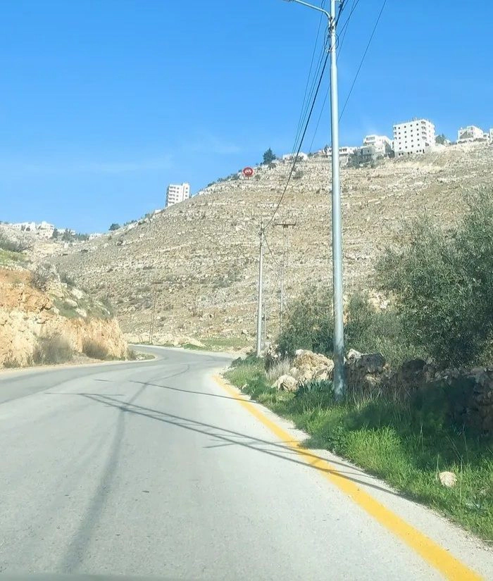 أرض في السلط القسام الغربي قرب جامعة البلقاء التطبيقية  - 30,000 دأ - صورة 1