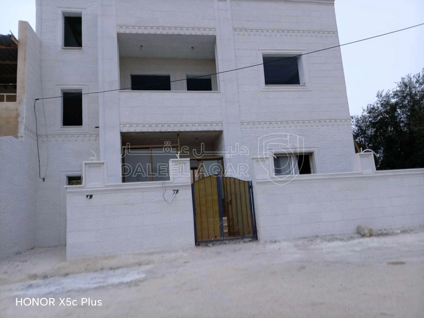 فيلا/منزل في مادبا بالقرب من ديوان عشائر أبو اصليح - 80,000 دأ - صورة 1