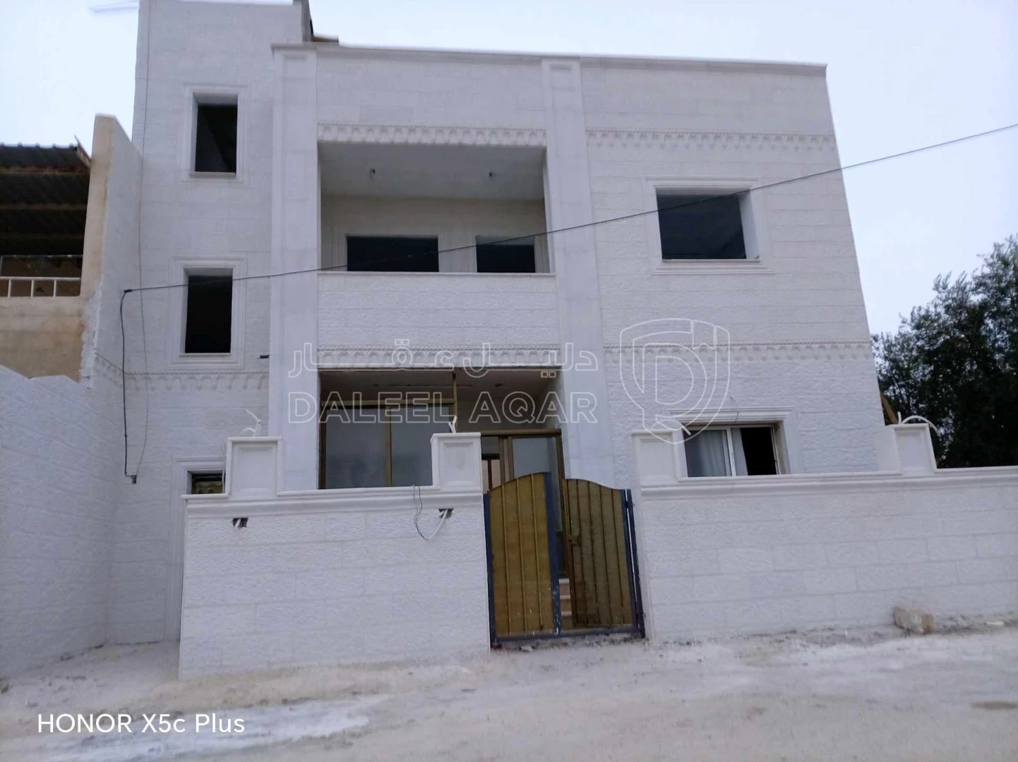 فيلا/منزل في مادبا بالقرب من ديوان عشائر أبو اصليح - 80,000 دأ - صورة 1