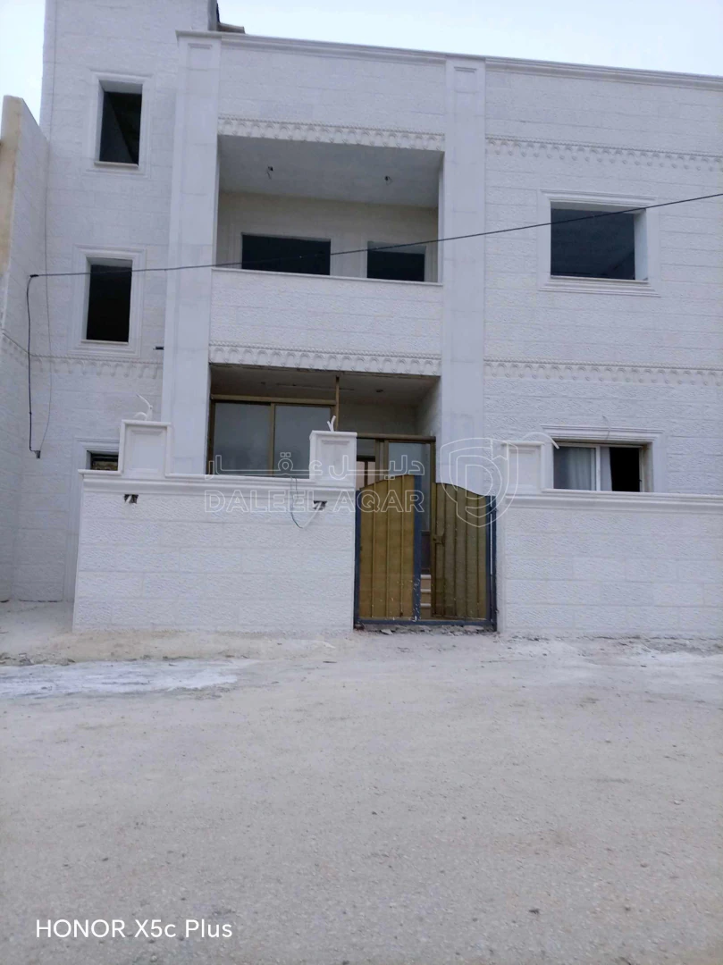 فيلا/منزل في مادبا بالقرب من ديوان عشائر أبو اصليح - 80,000 دأ - صورة 1