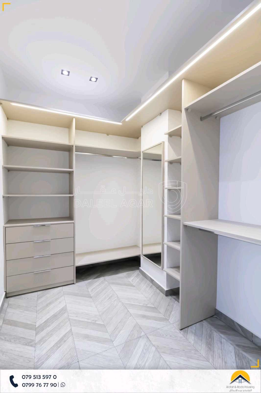 شقة في شقة شبه ارضي مساحة 177م مع ترس 50م  - 100,000 دأ - صورة 1