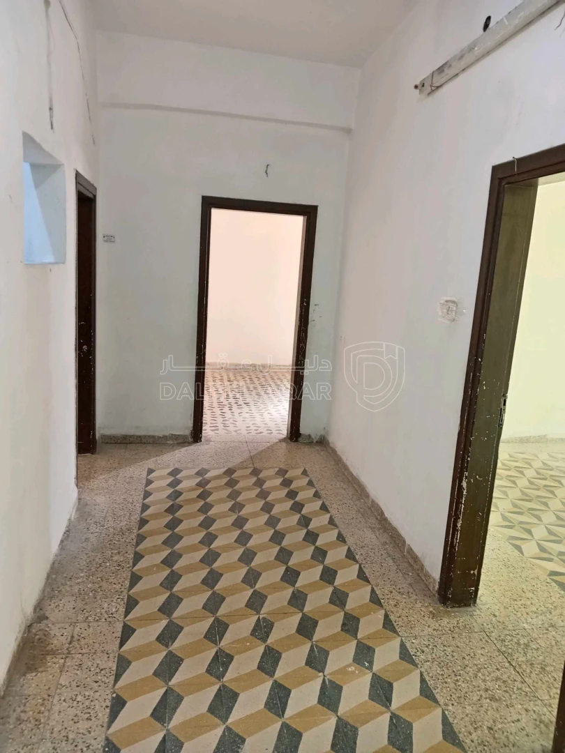 شقة في اربد الحي الشمالي بجانب شركة الكهرباء  - 12,000 دأ - صورة 1