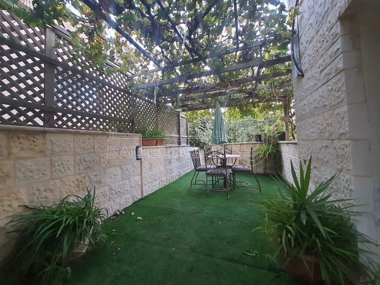 فيلا/منزل في عمارة للبيع بناء خاص تصلح للاستثمار والسكن العائلي - 340,000 دأ - صورة 1