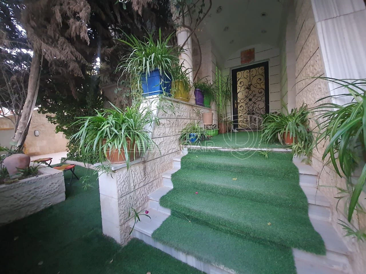 فيلا/منزل في عمارة للبيع بناء خاص تصلح للاستثمار والسكن العائلي - 340,000 دأ - صورة 1